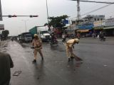 CSGT quét dọn các mảnh vỡ trên đường sau tai nạn